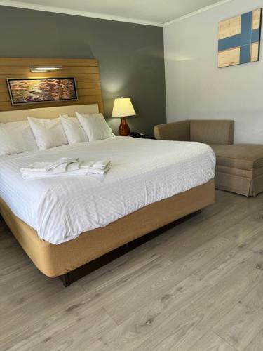 Habitación - 1 cama extragrande - No fumadores del hotel Americas Best Value Inn, Central Valley. Foto 5