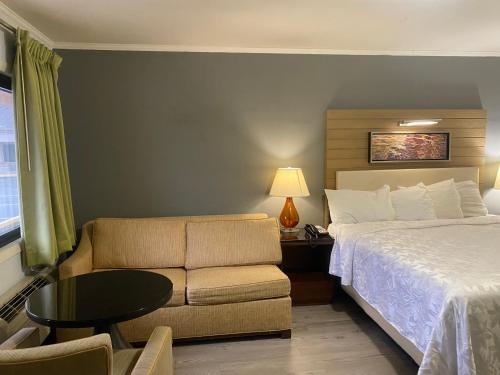 Habitación Deluxe con cama extragrande del hotel Americas Best Value Inn, Central Valley. Foto 2