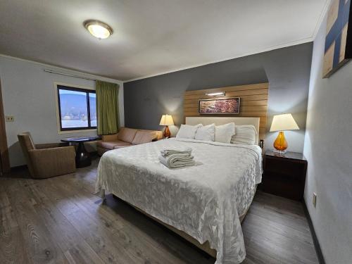 Habitación Deluxe con cama extragrande del hotel Americas Best Value Inn, Central Valley. Foto 3