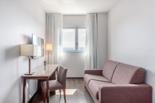 Habitación Doble con zona de estar del hotel Eurostars Toledo. Foto 2