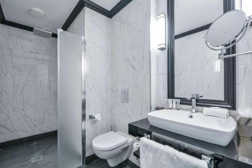Habitación Clásica del hotel Maison Astor Paris, Curio Collection By Hilton. Foto 1