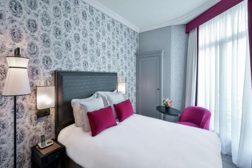 Habitación Clásica del hotel Maison Astor Paris, Curio Collection By Hilton. Foto 2