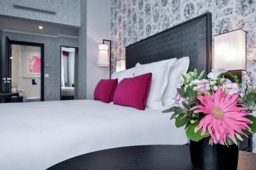 Habitación Clásica del hotel Maison Astor Paris, Curio Collection By Hilton. Foto 3