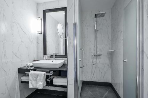 Habitación Doble Premium - 2 camas del hotel Maison Astor Paris, Curio Collection By Hilton. Foto 1