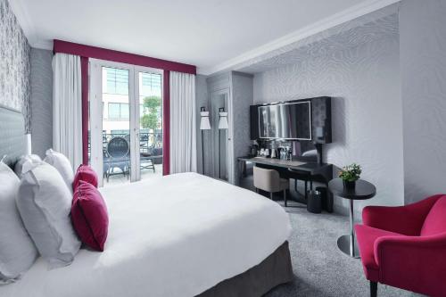 Habitación Doble con terraza - 1 cama doble grande del hotel Maison Astor Paris, Curio Collection By Hilton. Foto 3