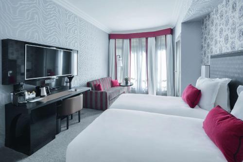 Habitación Doble Deluxe - 2 camas del hotel Maison Astor Paris, Curio Collection By Hilton. Foto 3