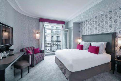 Habitación Deluxe con cama extragrande del hotel Maison Astor Paris, Curio Collection By Hilton. Foto 2