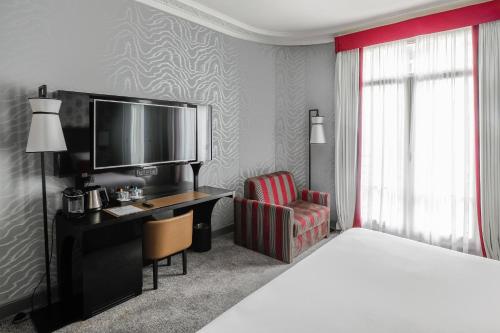 Habitación Deluxe con cama extragrande del hotel Maison Astor Paris, Curio Collection By Hilton. Foto 3