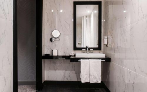 Habitación Deluxe con cama extragrande - Adaptada para personas de movilidad reducida del hotel Maison Astor Paris, Curio Collection By Hilton. Foto 1