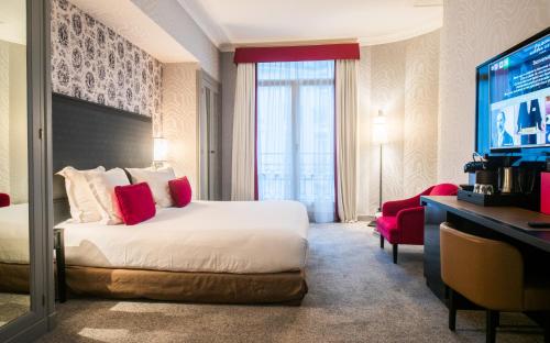 Habitación Deluxe con cama extragrande - Adaptada para personas de movilidad reducida del hotel Maison Astor Paris, Curio Collection By Hilton. Foto 3