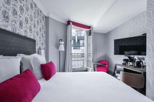 Habitación Premium con cama extragrande del hotel Maison Astor Paris, Curio Collection By Hilton
