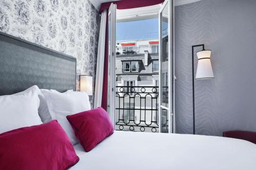 Habitación con cama grande del hotel Maison Astor Paris, Curio Collection By Hilton