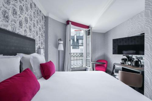 Habitación con cama grande del hotel Maison Astor Paris, Curio Collection By Hilton. Foto 3