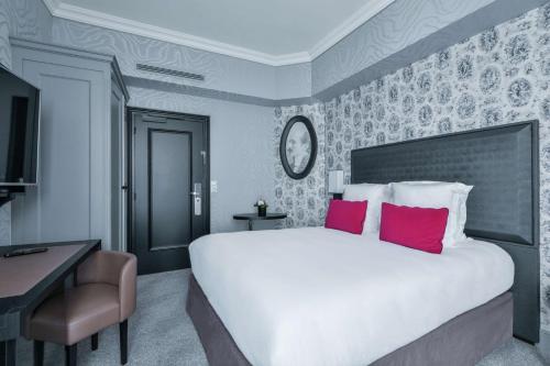 Habitación Premium con cama grande del hotel Maison Astor Paris, Curio Collection By Hilton