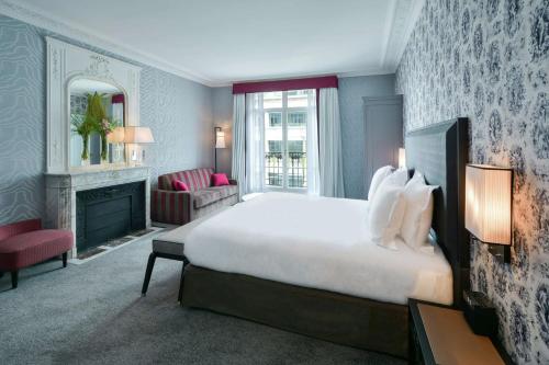 Suite Junior del hotel Maison Astor Paris, Curio Collection By Hilton