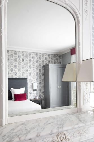 Suite Junior del hotel Maison Astor Paris, Curio Collection By Hilton. Foto 3