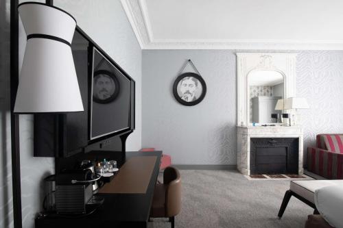 Suite Junior del hotel Maison Astor Paris, Curio Collection By Hilton. Foto 4