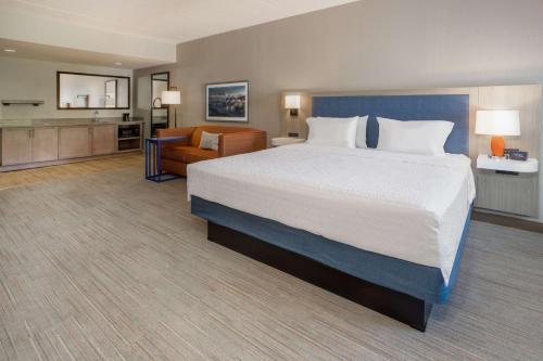 Suite Deluxe con cama extragrande para no fumadores del hotel Hampton Inn Harriman Woodbury. Foto 3