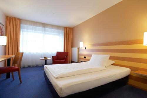Habitación Doble Estándar - 1 o 2 camas del hotel Intercityhotel Frankfurt Airport. Foto 3