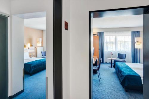 Habitación Familiar (2 adultos + 2 niños de hasta 12 años) del hotel Intercityhotel Frankfurt Airport. Foto 1