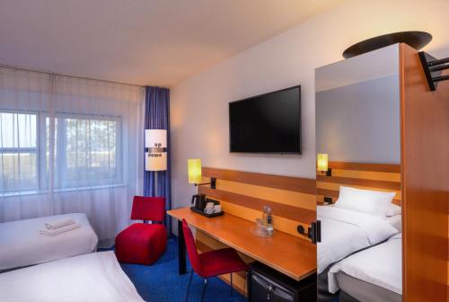 Habitación Triple del hotel Intercityhotel Frankfurt Airport. Foto 1