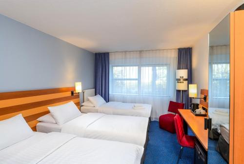 Habitación Triple del hotel Intercityhotel Frankfurt Airport. Foto 2