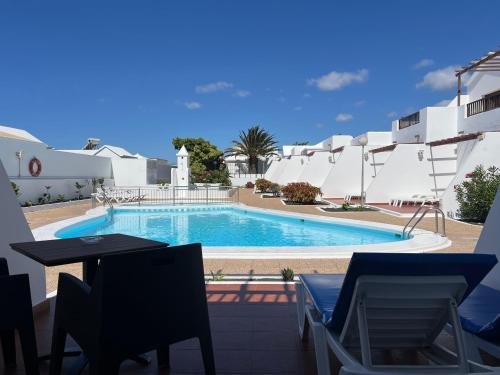 Apartamento Balcón o Terraza Con Cocina 1 habitación Con Vistas Sofá Cama incluido 2 Camas individuales del hotel La Laguneta. Foto 4