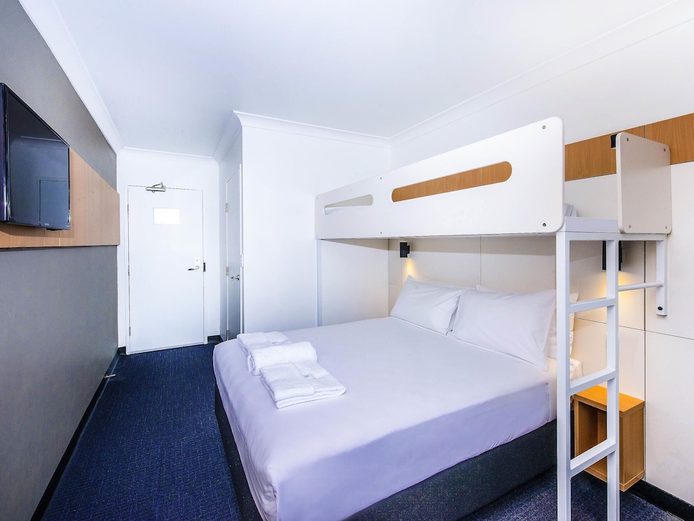 Habitación estándar con 1 cama queen y 1 individual del hotel Ibis Budget Casula Liverpool. Foto 8