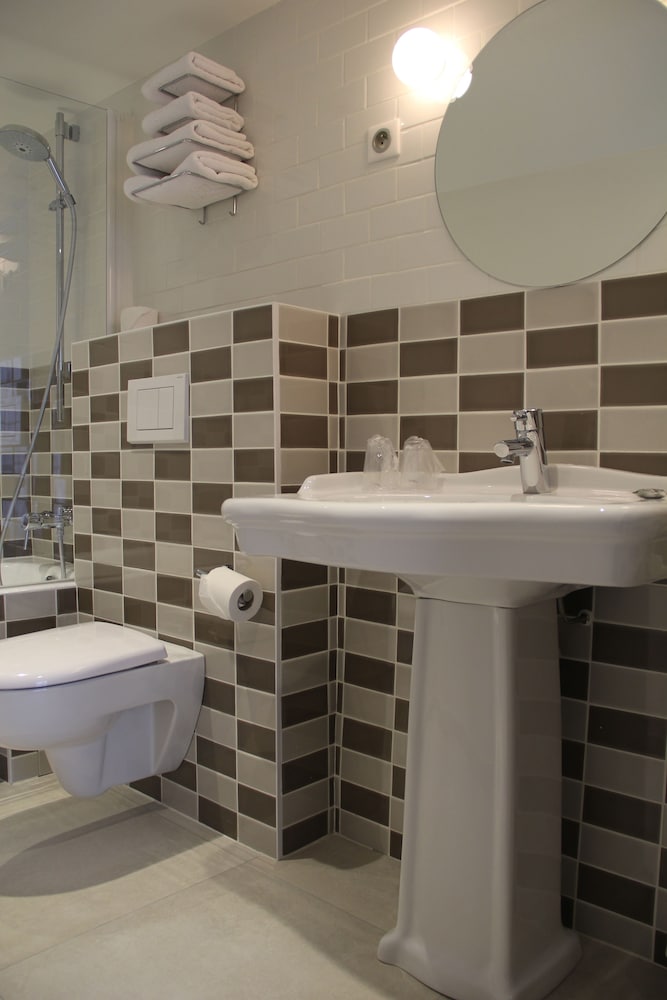 Habitación estándar con 1 cama doble o 2 individuales del hotel Les Trois Poussins. Foto 6