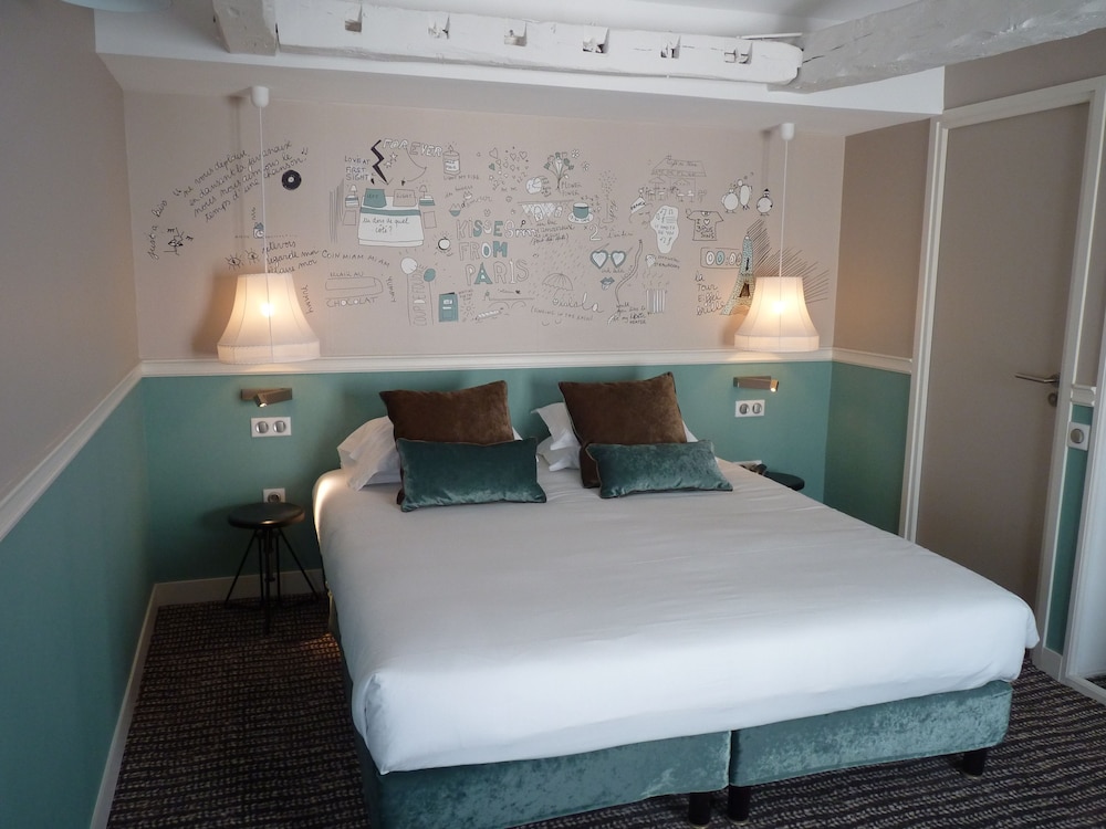 Habitación con panorama de París del hotel Les Trois Poussins