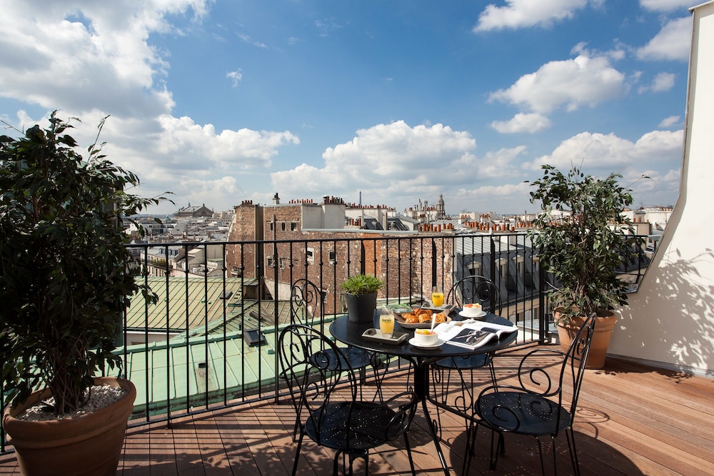 Habitación con panorama de París del hotel Les Trois Poussins. Foto 3