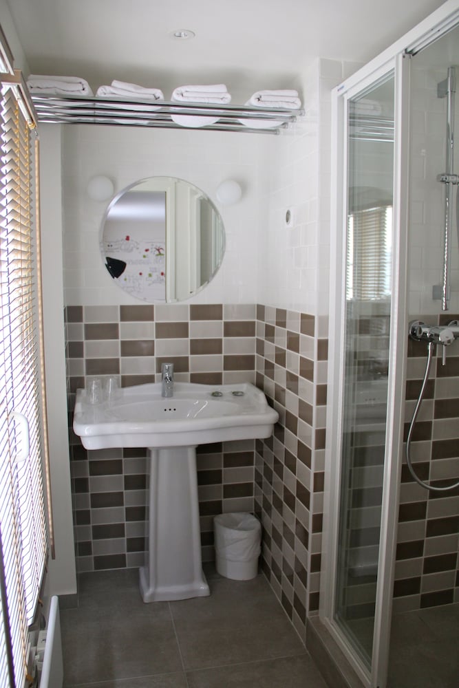 Habitación con vista al Sacré - Cœur del hotel Les Trois Poussins. Foto 4