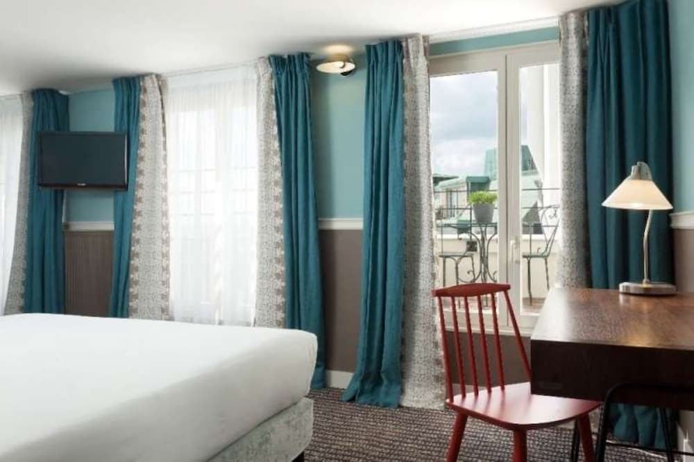 Habitación con vista a la azotea parisina del hotel Les Trois Poussins