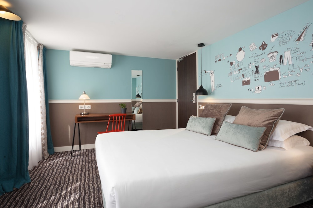 Habitación con vista a la azotea parisina del hotel Les Trois Poussins. Foto 1