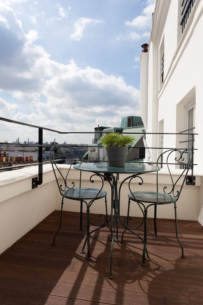 Habitación con vista a la azotea parisina del hotel Les Trois Poussins. Foto 3