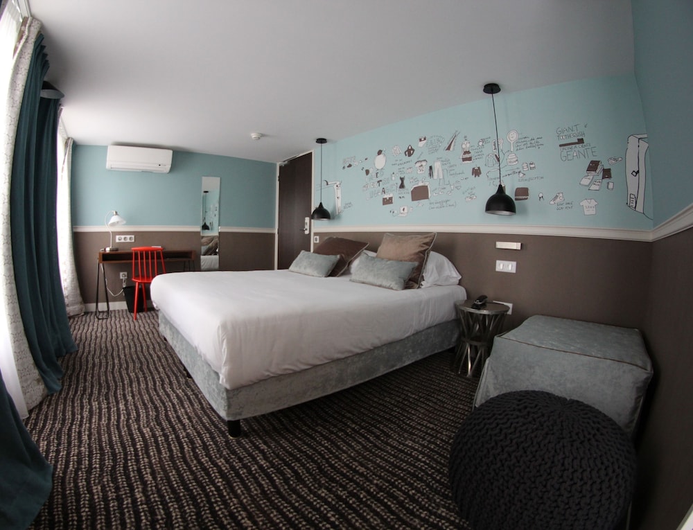 Habitación triple del hotel Les Trois Poussins. Foto 1
