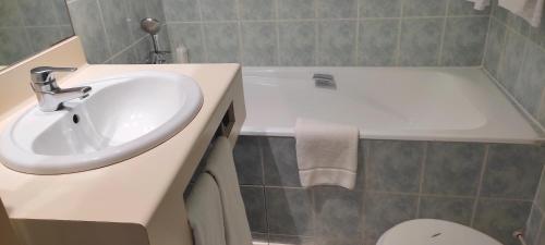 Habitación Doble - 2 camas del hotel Grand Hotel du Havre. Foto 5