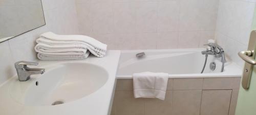 Habitación Doble - 2 camas del hotel Grand Hotel du Havre. Foto 6