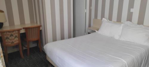 Habitación Doble Superior del hotel Grand Hotel du Havre. Foto 2