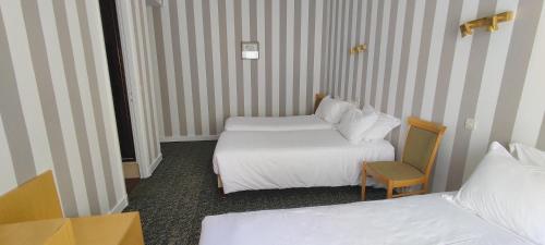 Habitación Triple del hotel Grand Hotel du Havre. Foto 6