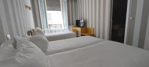 Habitación Triple del hotel Grand Hotel du Havre. Foto 7