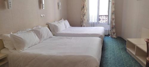 Habitación cuádruple del hotel Grand Hotel du Havre. Foto 5