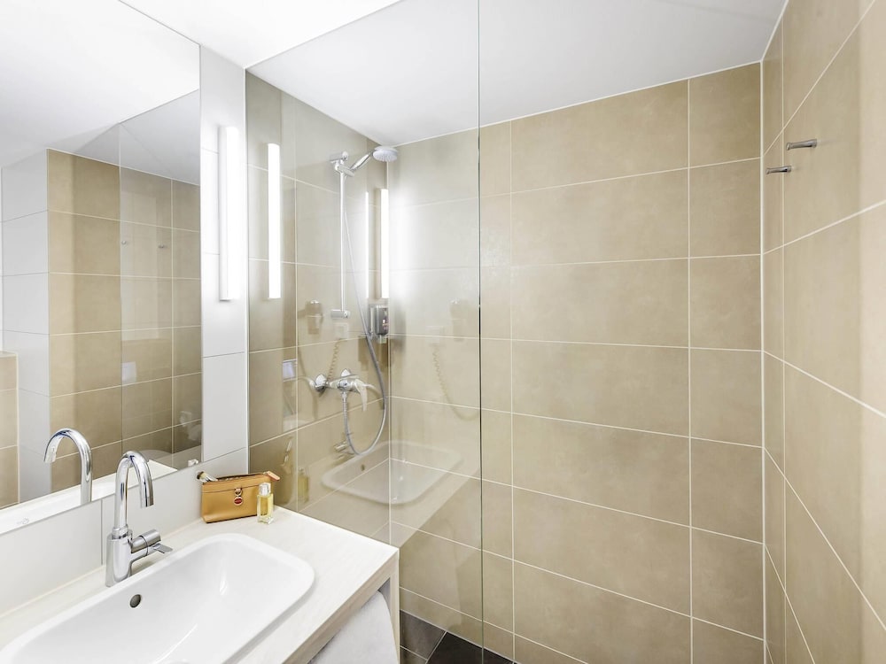 Habitaciones dobles All Comfort con una cama doble del hotel Ibis Styles Konstanz. Foto 6