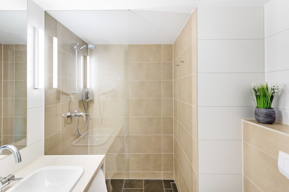 Habitaciones dobles All Comfort con una cama doble del hotel Ibis Styles Konstanz. Foto 7