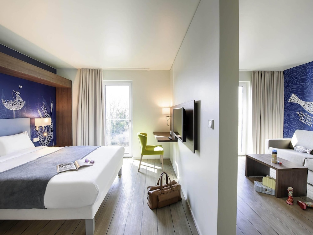 Habitación familiar All Comfort Space con una cama doble y un sofá cama del hotel Ibis Styles Konstanz