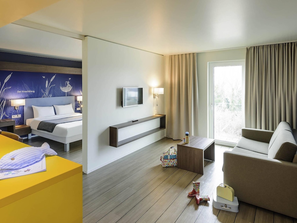 Habitación familiar All Comfort Space con una cama doble y un sofá cama del hotel Ibis Styles Konstanz. Foto 1