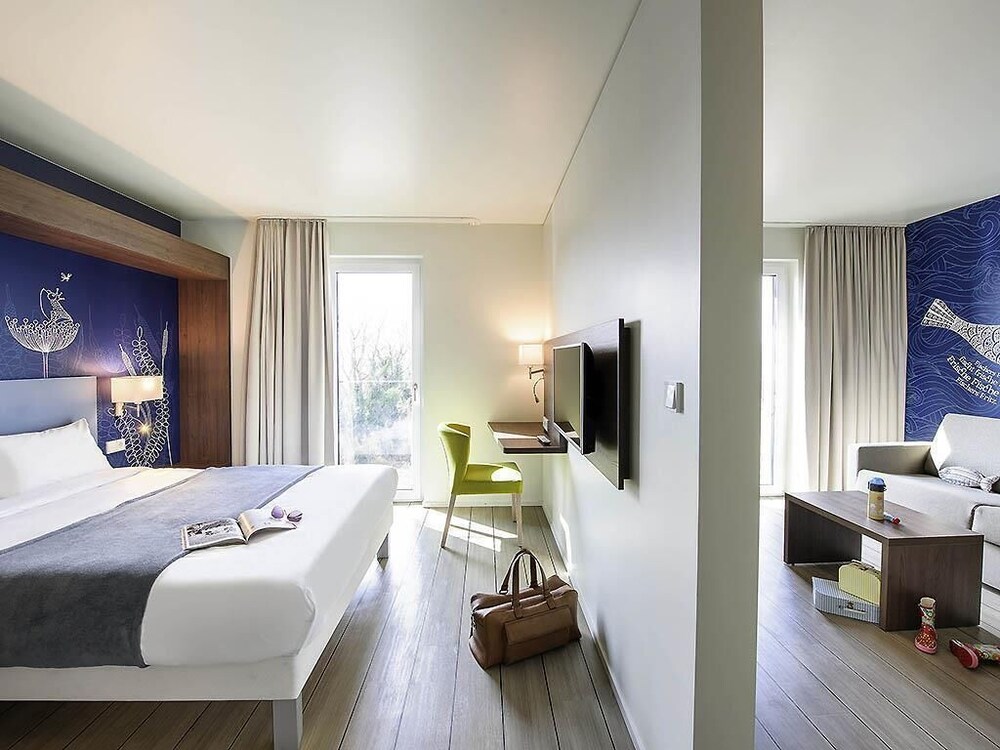 Habitación familiar All Comfort Space con una cama doble y un sofá cama del hotel Ibis Styles Konstanz. Foto 4