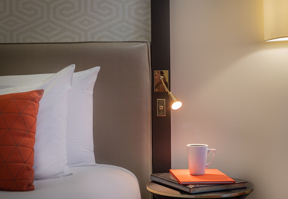 Habitación ejecutiva doble del hotel Hôtel Le Marquis by Inwood Hotels. Foto 8