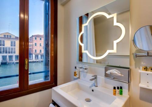 Habitación Deluxe con sofá cama y vistas al Canal Grande del hotel Chc Continental, Bw Premier Collection. Foto 3