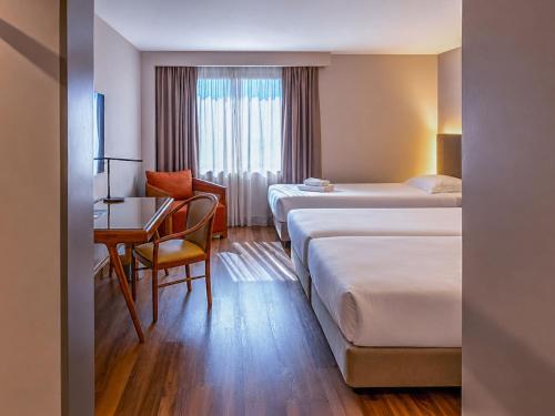 Habitación Triple del hotel Coimbra Aeminium, Affiliated By Meliá